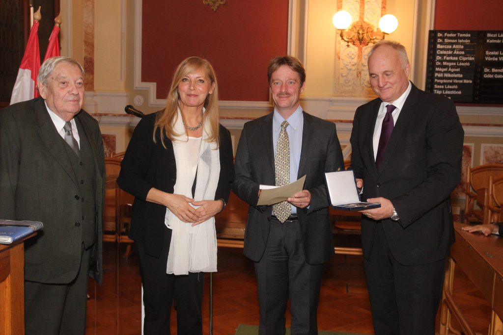 Gózon Ákos a Duna Televízió képviseletében veszi át a Kék Bolygó műsornak adományozott napenergia díjat